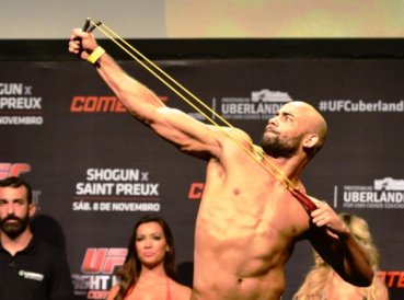 warlleyalves jasonsilva 2 369x274 exact 1445957730 - Luchador de MMA utiliza “la honda de la fe” para derrotar “gigantes”