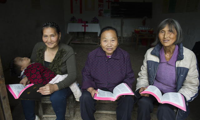 Li Yue Ying Li Si Wu Qiang Jin Wu Xiu Ying - DESBORDE DE ALEGRÍA DE CRISTIANOS DE UNA ALDEA CHINA AL RECIBIR BIBLIAS NUEVAS