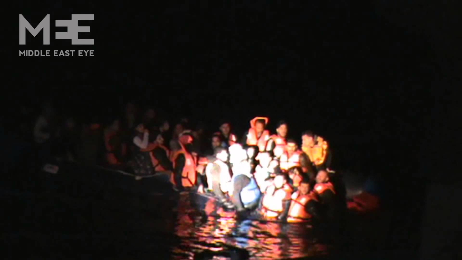 video indignacion en la red por - Video: Indignación en la Red por un guardacostas que pincha una balsa hinchable llena de refugiados
