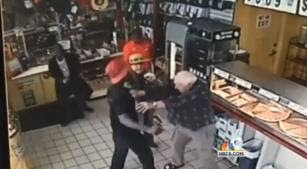 2 - HOMBRE POSEÍDO ATACA DE LA NADA CON UNA ESPADA SAMURAI A EMPLEADO DE TIENDA (VIDEO)