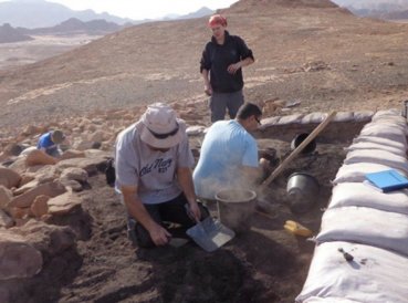 30356 archaelogists facebook.800w.tn  369x274 exact 1456761804 - Arqueólogos desentierran telas que se remontan a época de David y Salomón