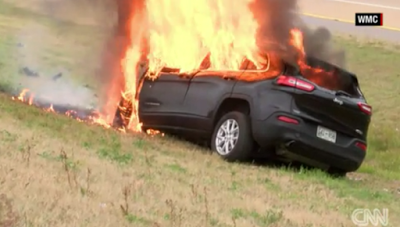 biblia - COCHE ESTALLA EN LLAMAS PERO UNA BIBLIA DENTRO QUEDA INTACTA (VIDEO)
