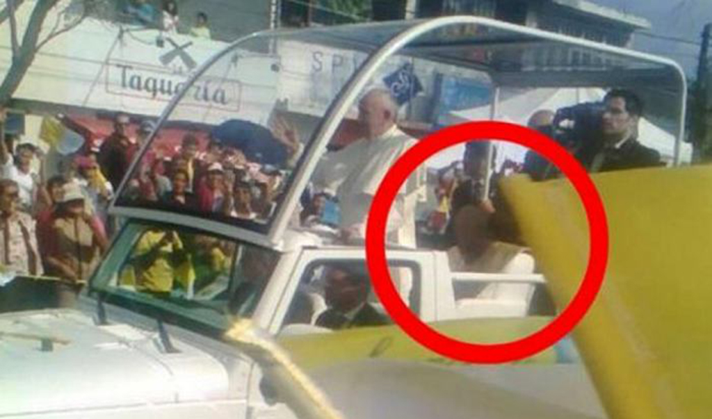 fantasma - EL MISTERIOSO SER QUE APARECE JUNTO AL PAPA FRANCISCO EN MÉXICO