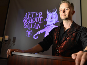 NiC3B1os tienen aulas de satanismo en escuelas pC3BAblicas de EEUU 369x274 exact 1470239019 - Niños tienen aulas de satanismo en escuelas públicas de EEUU