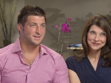 Madre de Tim Tebow confiesa que se negC3B3 abortar y confiC3B3 en Dios 369x274 exact 1486392879 - Madre de Tim Tebow confiesa que se negó abortar y confió en Dios