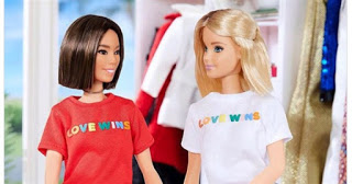 barbies - MUÑECAS DE BARBIE VISTEN CAMISETAS CON UN LEMA LGBT