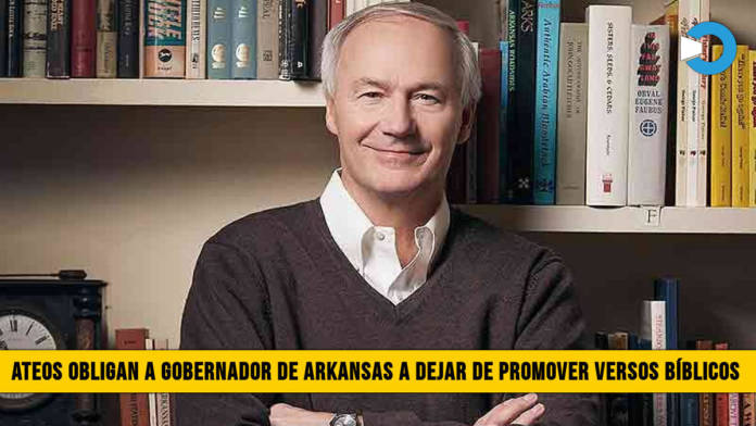8d89arkansas versos.biblicos 696x392 - Ateos obligan a Gobernador de Arkansas a dejar de Premover versos BÃ­blicos