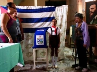 Nuestro dios es Fidel Castro dicen policC3ADas al confiscar biblias 369x274 exact 1516989422 - “Nuestro dios es Fidel Castro”, dicen policías al confiscar biblias