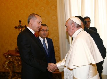 Papa recibe a presidente turco y le entrega medallC3B3n con C3A1ngel de paz 369x274 exact 1518021166 - Papa recibe a presidente turco y le entrega medallón con “ángel de paz”