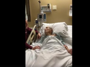 Viral video de anciano cantando Cuan grande es el antes de morir 369x274 exact 1518197460 - Viral video de anciano cantando “Cuán grande es él” antes de morir
