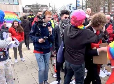 A gritos de Dios es gay activistas LGBT agreden a cristianos 369x274 exact 1521907510 - A gritos de “Dios es gay” activistas LGBT agreden a cristianos