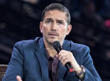 Jim Caviezel predica a jC3B3venes en universidad Dios va a usarlos 369x274 exact 1519924410 - Jim Caviezel predica a jóvenes en universidad: “Dios va a usarlos”