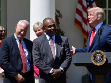 Trump cuenta testimonio de ex detenido un discurso La oracion transforma vidas 369x274 exact 1529685456 - Trump cuenta testimonio de ex detenido un discurso: “La oración transforma vidas”