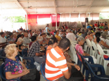 Cubanos se estan convirtiendo en cristianos y arrojando sus idolos al rio 369x274 exact 1531448662 - Cubanos se están convirtiendo en cristianos y arrojando sus “ídolos” al río