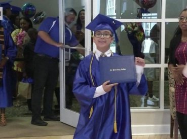 Genio de 11 anos se forma y declara Voy a probar por la ciencia que Dios existe 369x274 exact 1532362541 - “Genio” de 11 años se forma y declara: “Voy a probar por la ciencia que Dios existe”