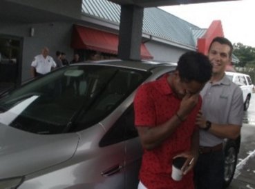 Joven glorifica a Dios tras caminar 32 km para llegar al trabajo y termina ganando un carro 369x274 exact 1531971698 - Joven glorifica a Dios tras caminar 32 km para llegar al trabajo y termina ganando un carro