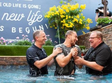 Iglesia Saddleback de Rick Warren bautiza 50000 personas 369x274 exact 1534214584 - Iglesia Saddleback de Rick Warren bautiza 50,000 personas