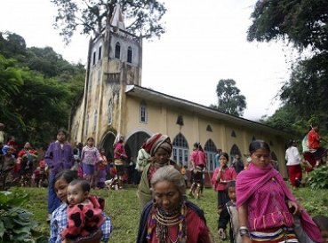 Prohiben a cristianos orar en las iglesias en Myanmar 369x274 exact 1539310467 - Prohíben a cristianos orar en las iglesias en Myanmar