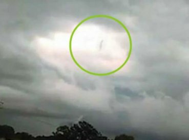 Viral video de figura caminando en cielo durante una tormenta 369x274 exact 1538753698 - Viral video de figura caminando en cielo durante una tormenta
