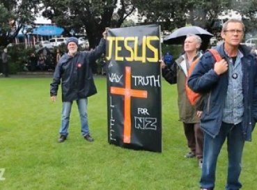 Cristianos neozelandeses protestan por remocion de Jesus 369x274 exact 1541217760 - Cristianos neozelandeses protestan por remoción Jesús