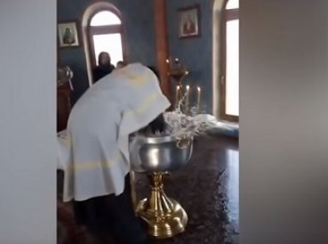 Sacerdote casi ahoga nina en bautismo decia que tenia a Satanas  369x274 exact 1545069206 - Sacerdote casi ahoga niña en bautismo decía que tenía a Satanás