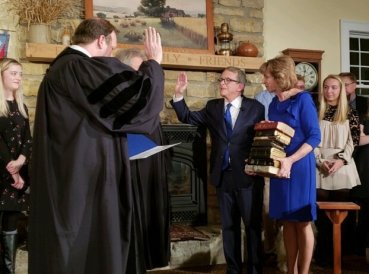 Nuevo gobernador toma posesion de su cargo usando 9 biblias familiares 369x274 exact 1547661072 1 - Nuevo gobernador toma posesión de su cargo usando 9 biblias familiares