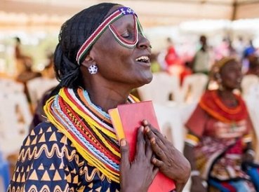 Tribu de Kenia recibe con alegria Nuevo Testamento traducido en su idioma 369x274 exact 1547317298 - Tribu de Kenia recibe con alegría Nuevo Testamento traducido en su idioma