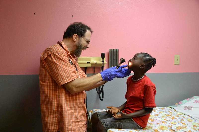Medico cristiano recibe premio por salvar vidas en africa - Médico cristiano recibe premio por salvar vidas en África