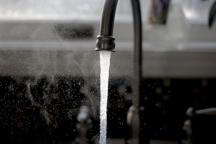 5c94c038a933b imani 597657 unsplash - Más de dos mil millones de personas siguen esperando su agua