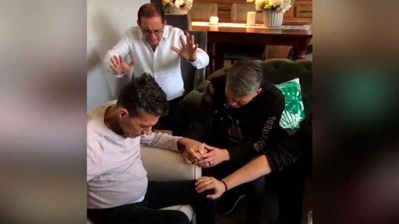 Cash Luna ora por Julio Melgar y su familia en una transmision en vivo - Cash Luna ora por Julio Melgar y su familia en una transmisión en vivo