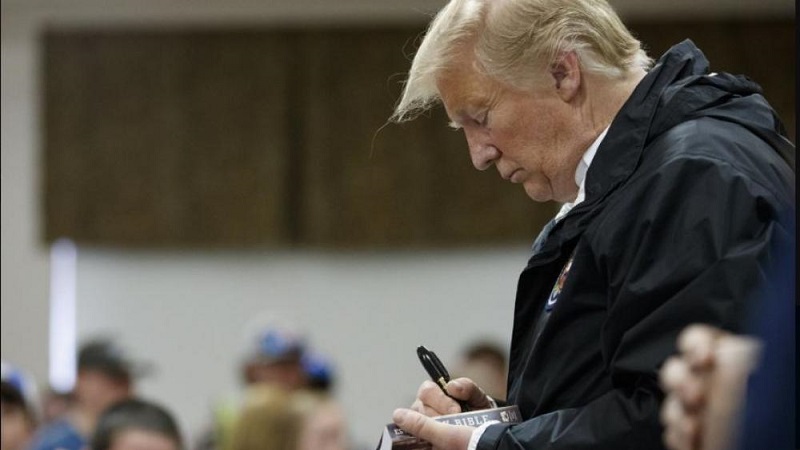 Lideres religiosos critican a Donald Trump por firmar biblias  - Líderes religiosos critican a Donald Trump por firmar biblias