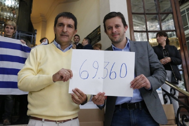 Presentan 69360 firmas para anular Ley Trans en Uruguay - Presentan 69.360 firmas para anular Ley Trans en Uruguay