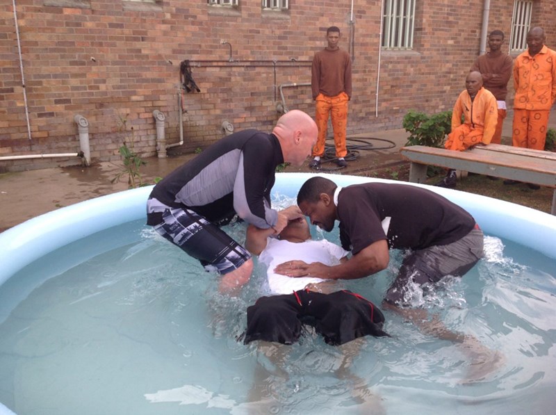 a820a4be e05d 43f6 a5a8 952901466b88 IMB Baptism 1 2 - Pastor colombiano librado de ser asesinado mientras se arrodillaba para orar