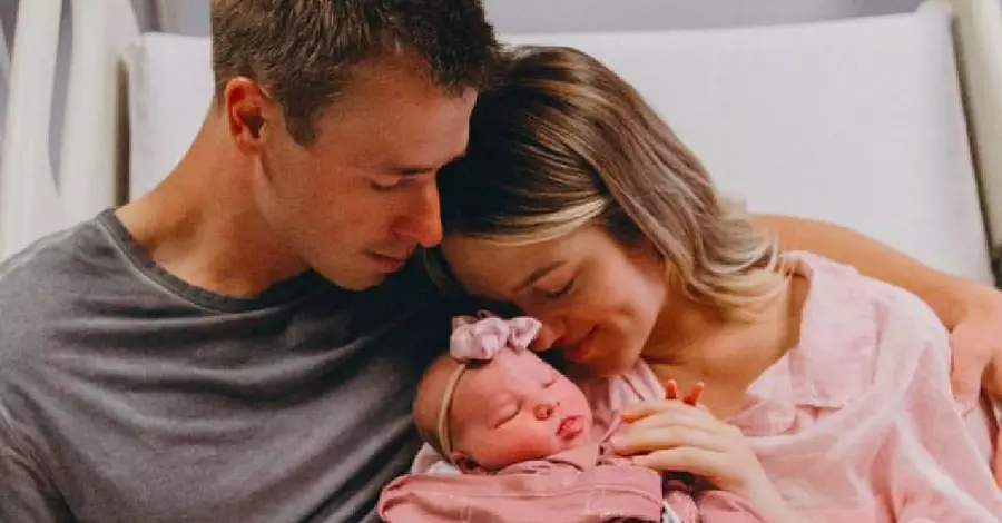 Sadie Robertson da la bienvenida a la nina con su esposo Christian Huff - 'La pura bondad de Dios': Sadie Robertson da la bienvenida a la niña con su esposo Christian Huff