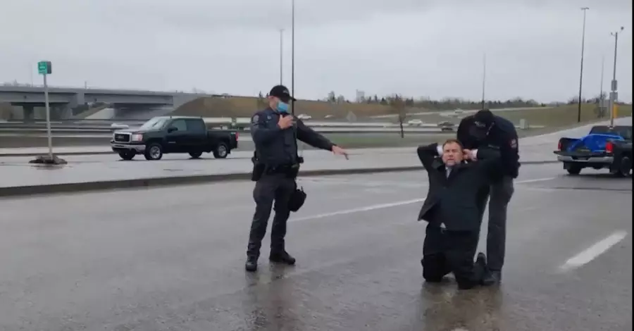 artur pawlowski facebook - '¡Psicópatas de la Gestapo que eres!': Pastor canadiense arrestado por realizar servicio en la iglesia